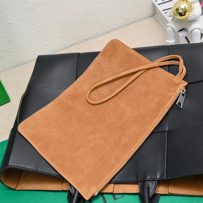 The batch of 2000 BV tote bag (small four compartments) has finally been shipped🔥🔥 The leather feels great! It's a very low-key bag. The more I look at it, the more I like it. I usually go out for rides and planes because I have a lot of stuff and need to carry a computer. Carrying a bag like this is all it takes. It comes with a small bag for storage, which is very convenient. Style number: 9898 Size: 38*10*28cm